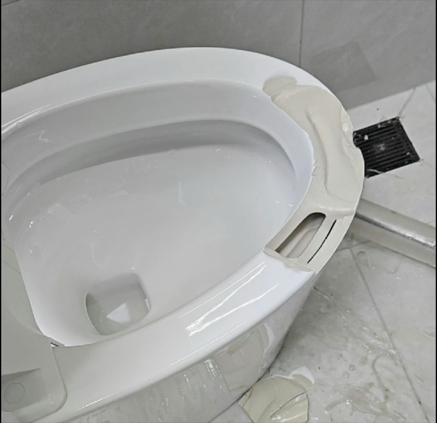 马桶瓷内部瓷脱落(马桶里面的瓷掉了怎么办)